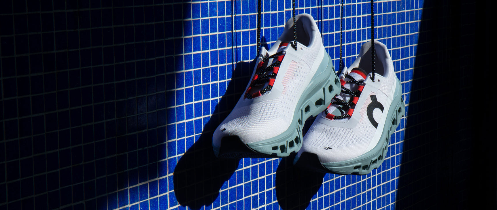 Image de Cloudmonster avec un design coloré et dynamique, montrant des chaussures de course.