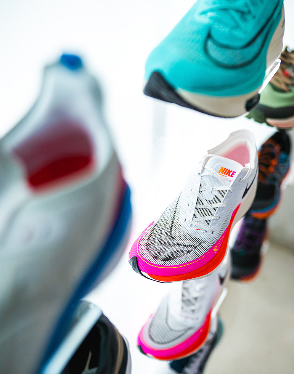 Chaussures NIKE Invincible avec un design futuriste et une semelle confortable