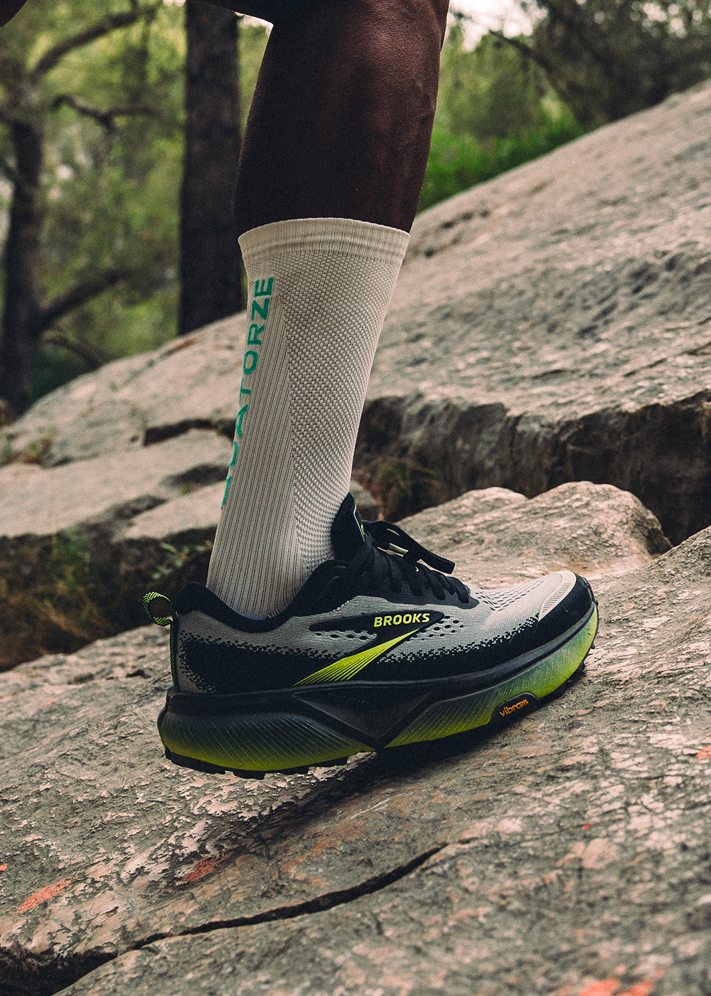 Vue latérale de la Brooks Cascadia 20, mousse DNA FLASH v2 et stack 38 mm au talon