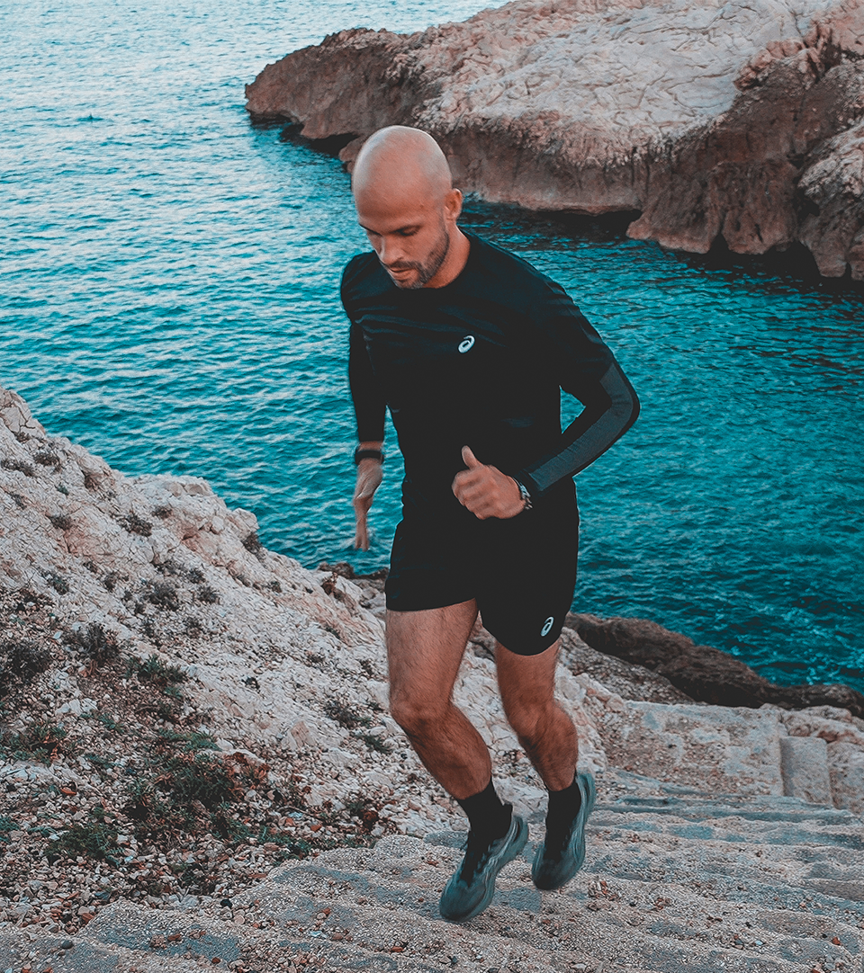 Image d'un magasin Asics dédié à la course, situé à Paris, avec une mise en avant des produits pour le marathon.