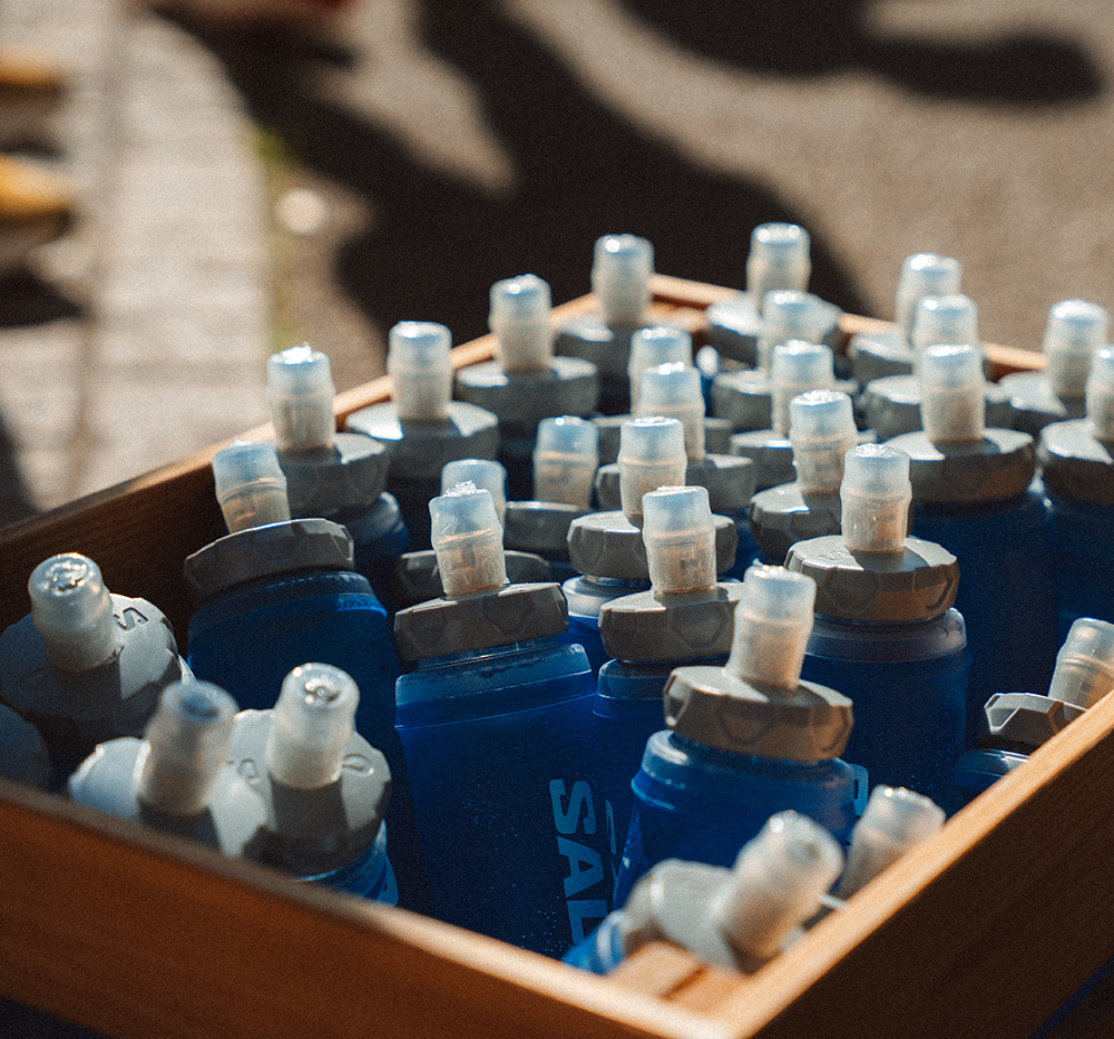 L’hydratation en trail : poches à eau ou flasques ? Trouver ton équilibre pour durer