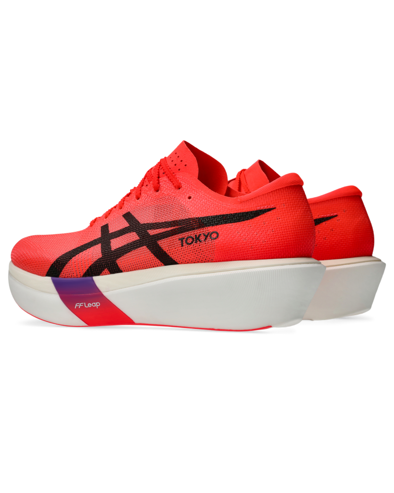 Position de la plaque plus élevée et plus de mousse dans la zone des orteils.